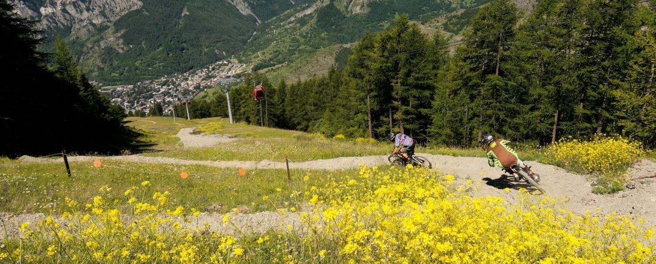 Residence La Tana Del Ghiro Bardonecchia Eksteriør billede